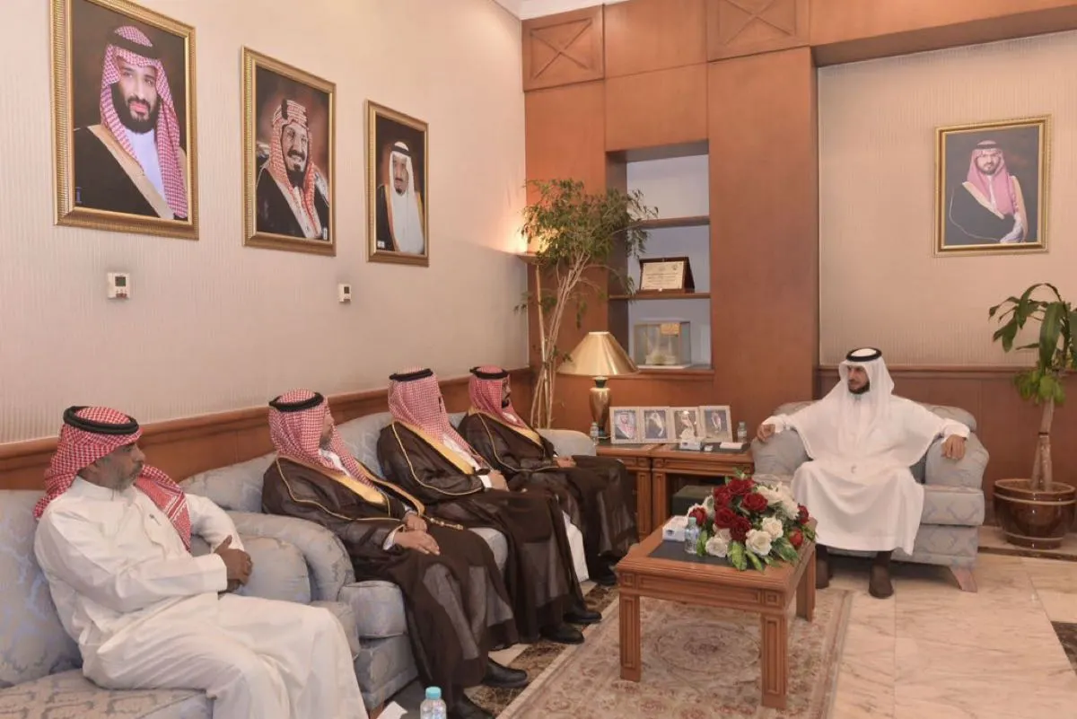 محافظ القطيف يستعرض استعدادات مهرجان الروبيان 2025 ومبادرات البيئة