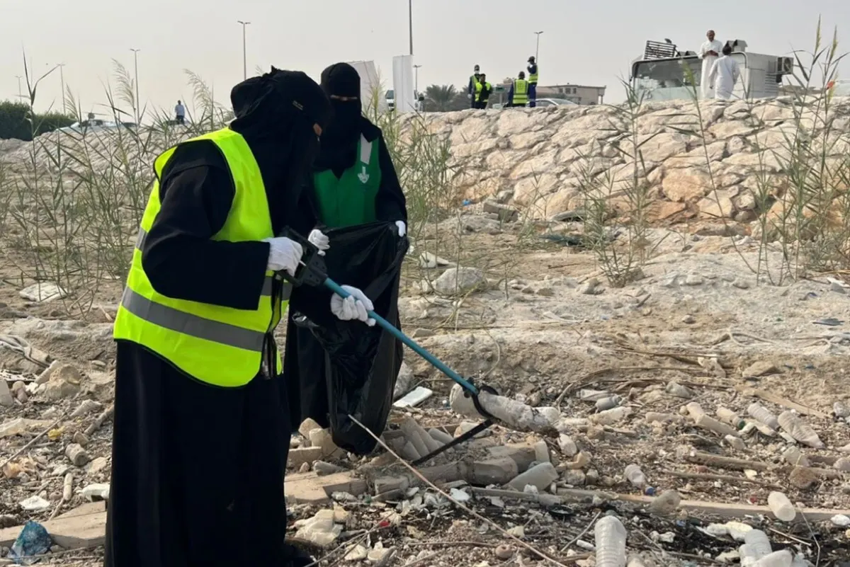 القطيف.. 25 متطوعاً يزيلون الملوثات من شاطئ سيهات