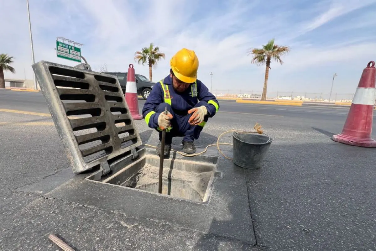 قبل هطول المطر.. الأحساء تنظف المصائد وتنشر المضخات في الشوارع