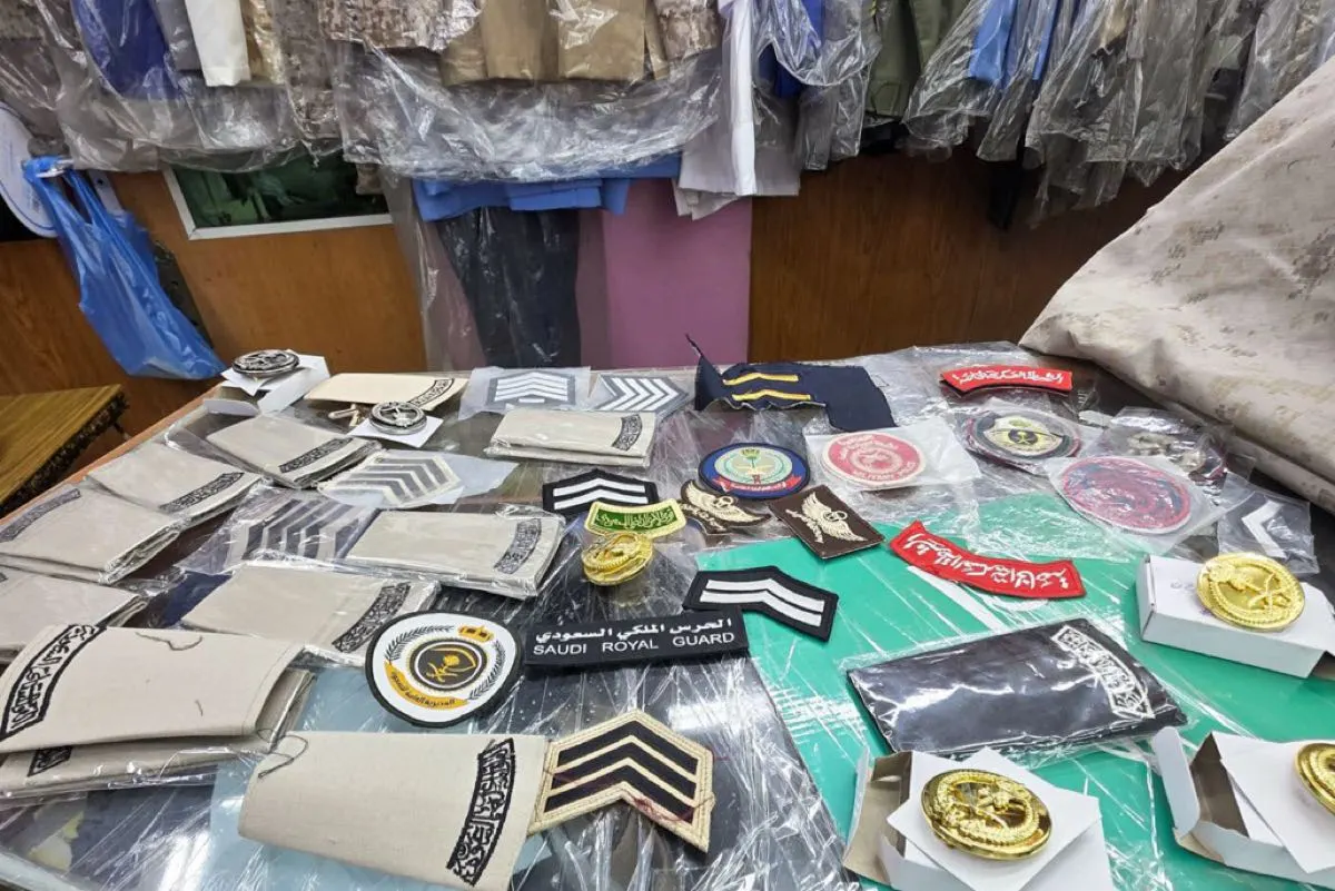 مصادرة رتب عسكرية وإغلاق فوري.. ماذا يحدث في محال الخياطة؟