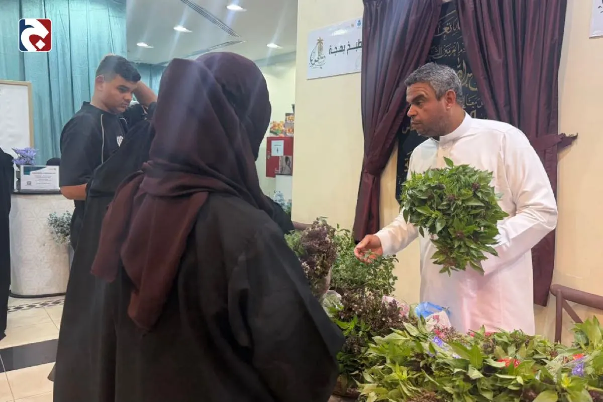 «ابن الفلاحين».. بدر ينسج من ريحان الأرض قلائد محبة لزوار «منتجون»