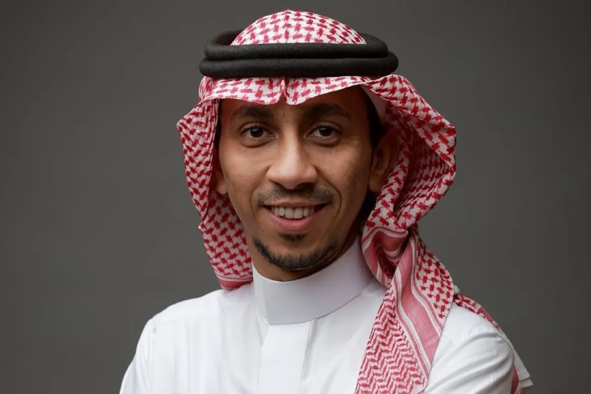 ”مارادونا“ يعود فنياً.. ويمنح ”الحباره“ جائزة دولية في الصين