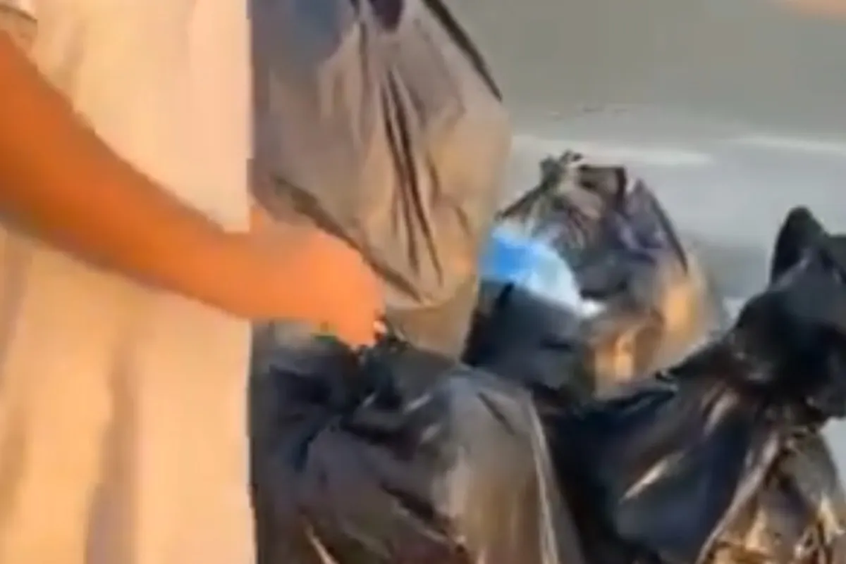 «فزعة» صفوانية تُنظف الجسر الجديد من «طوفان» نفايات الزوار