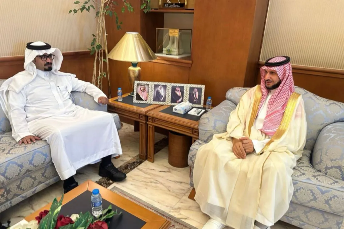 محافظ القطيف يبحث تطوير مستشفيي «عنك» و«صفوى»