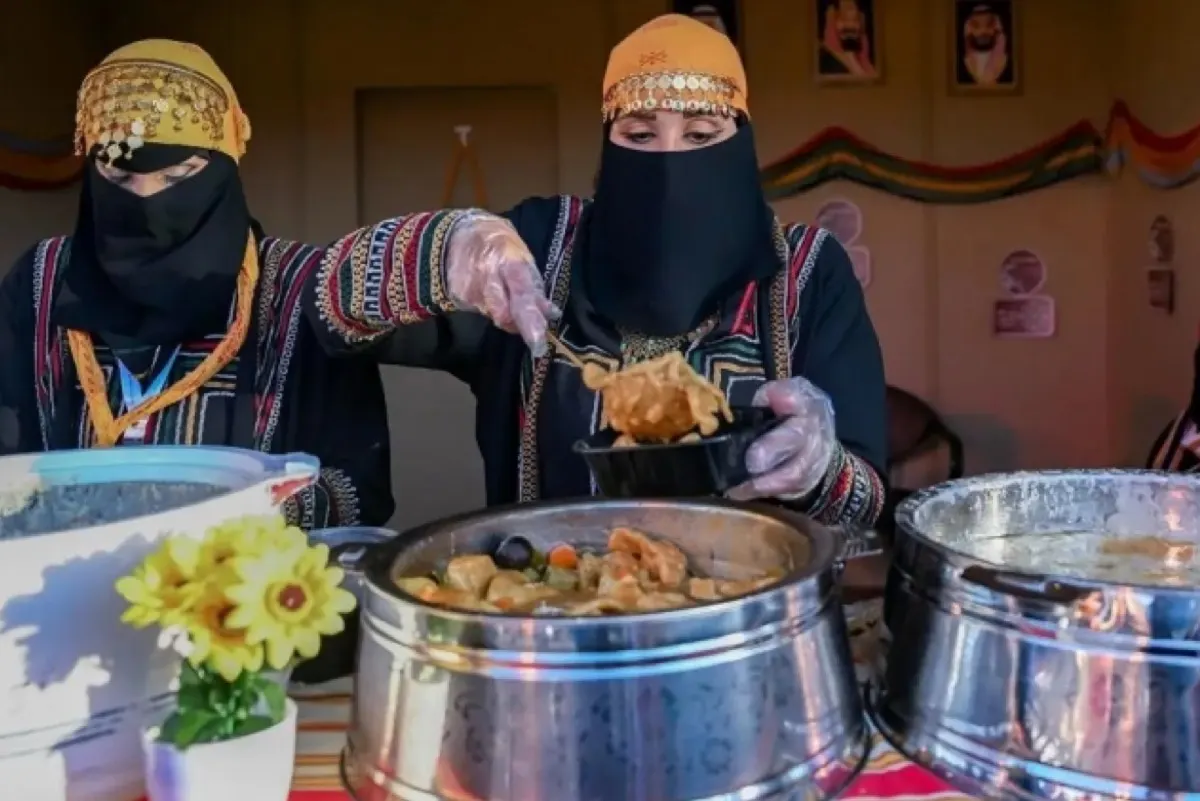 «فنون الطهي» تشعل المنافسة بين نكهات المناطق في وسط العوامية