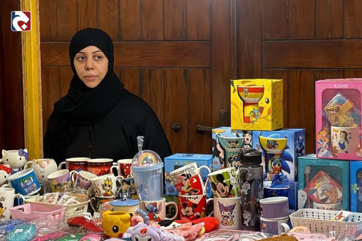 سلاسل وأكواب يدوية.. إبداعات «ساجدة السيهاتي» تجذب زوار الرامس