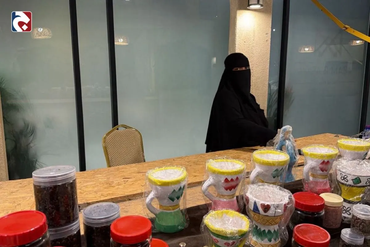 شريفة غزوي.. 15 عاماً من إرث الأم تعطر «الرامس» بالبخور الجنوبي والمباخر الملونة