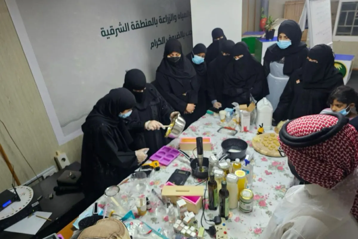 «الغريافي» تدرب فتيات القطيف على إنتاج وتسويق العسل محلياً