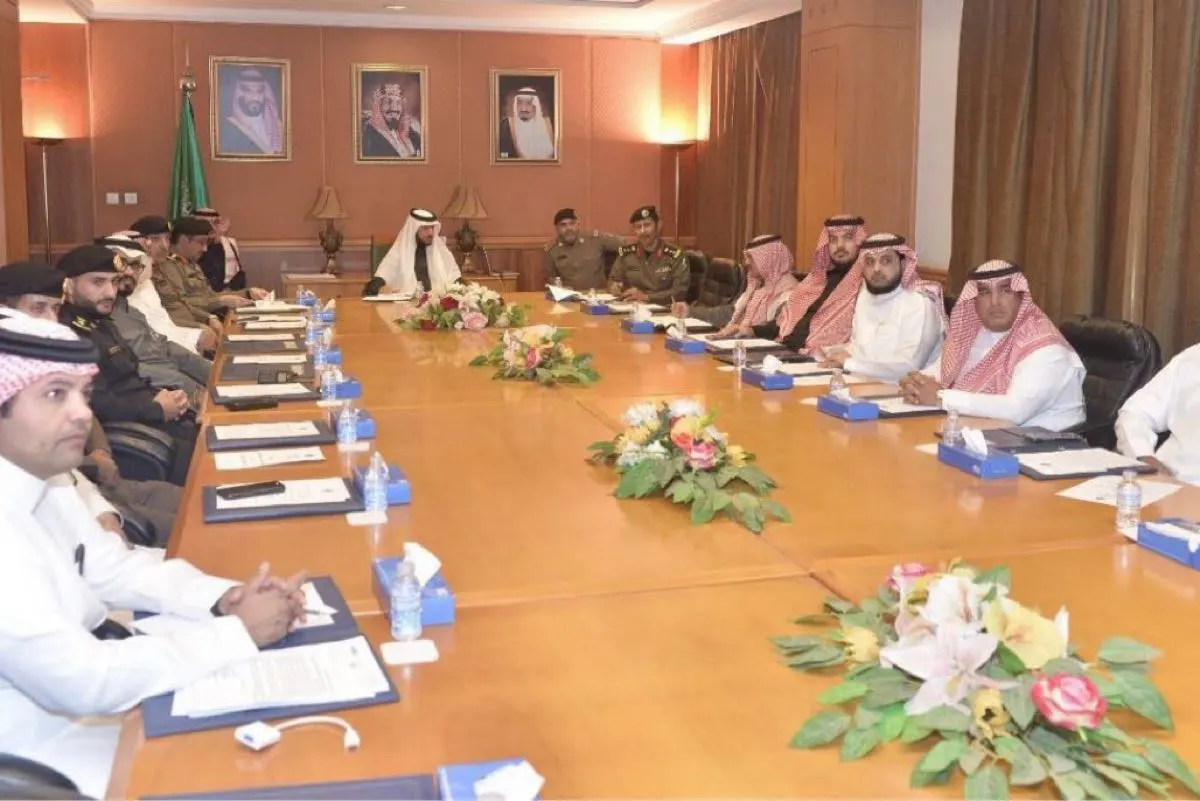 محافظ القطيف يوجه بتسريع المعالجات الميدانية لتعزيز السلامة المرورية