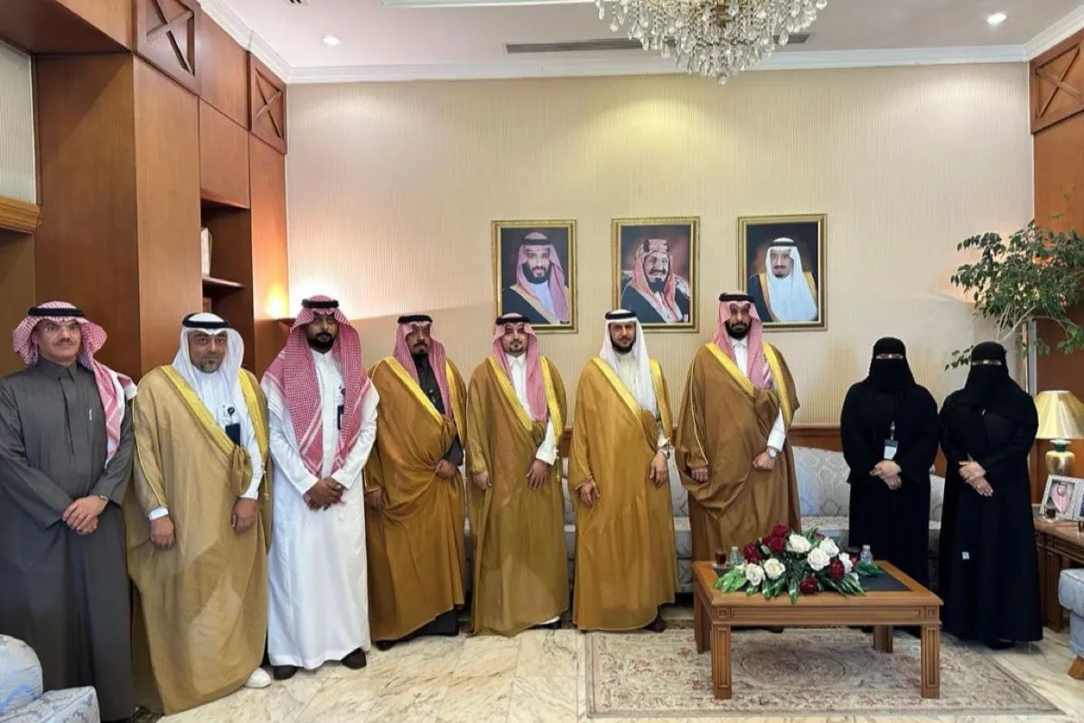 محافظ القطيف يناقش تطوير خدمات الموارد البشرية وخطط التمكين