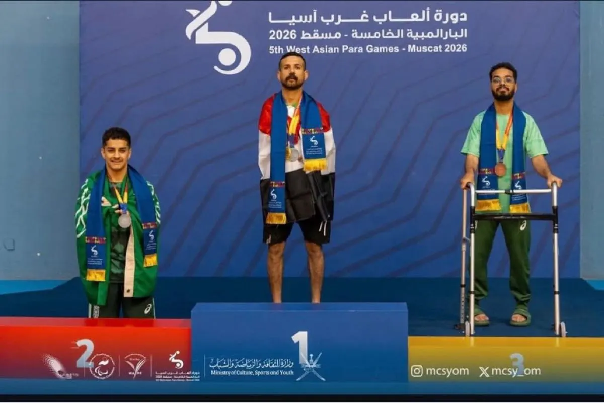إنجاز قاري جديد.. السباح الراشد يتوج بلقبين في عُمان ويهدي الفوز للوطن
