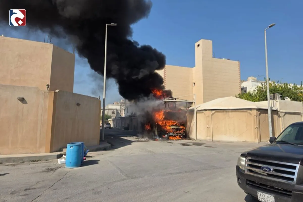 الدفاع المدني يسيطر على حريق مركبة متنقلة بجزيرة تاروت
