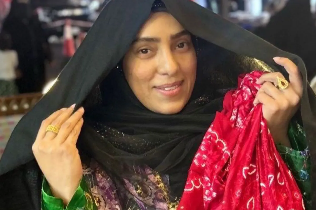 بزي عمره 100 عام.. مروة حسن تبرز موروث القطيف في يوم التأسيس