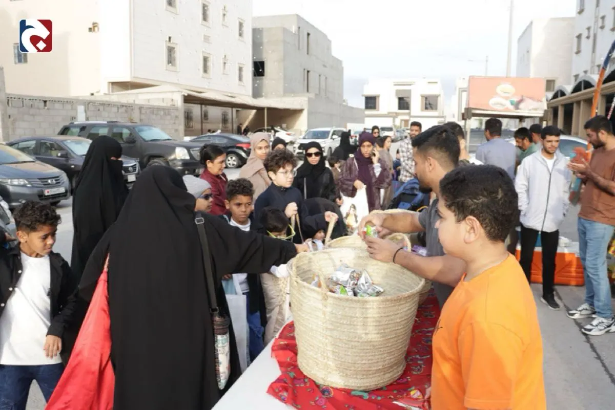 من الخضروات للأموال.. هدايا غريبة تنافس الحلوى في «ناصفة» القطيف