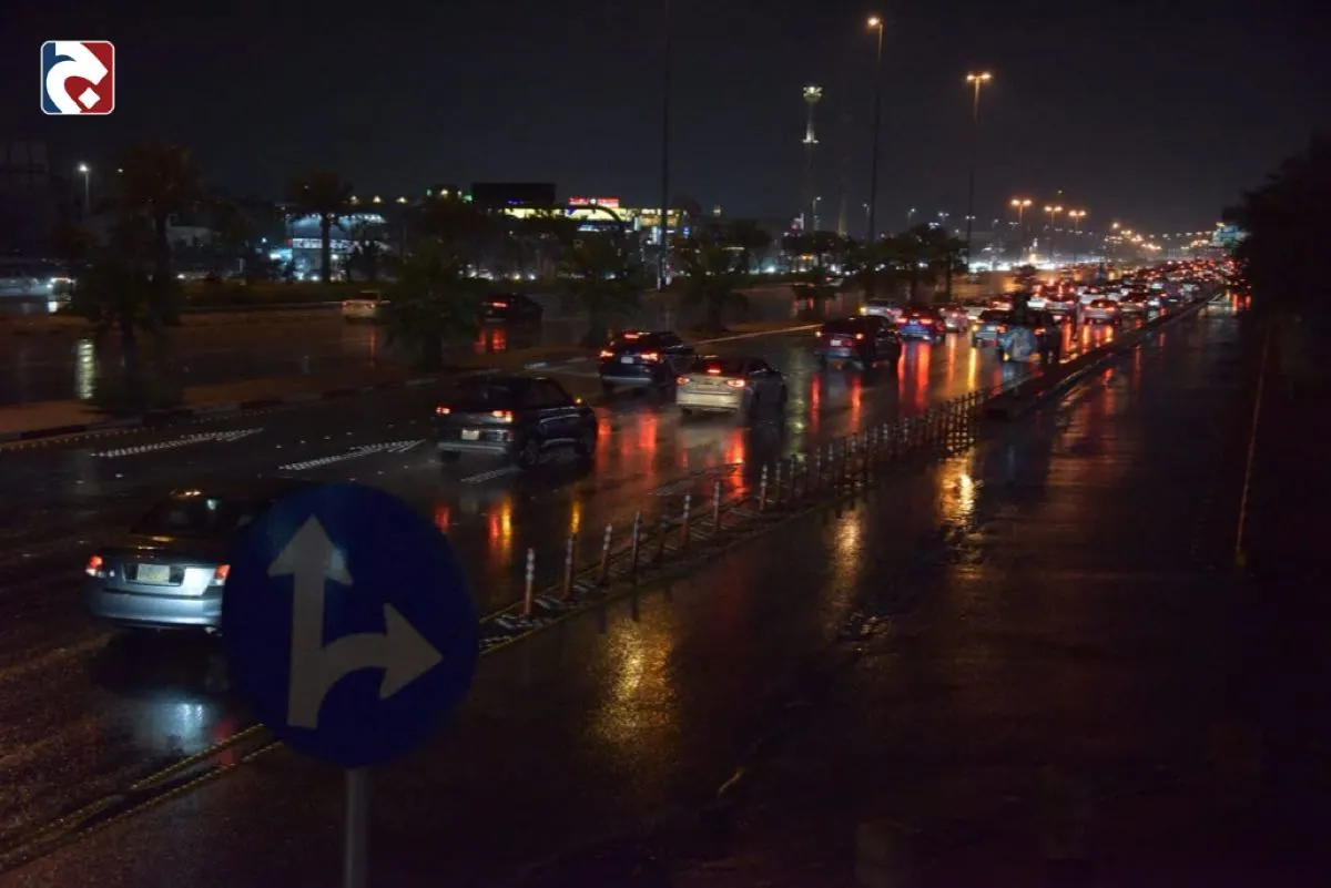 إنذار أحمر.. أمطار غزيرة بالقطيف والدمام وضباب كثيف بالأحساء