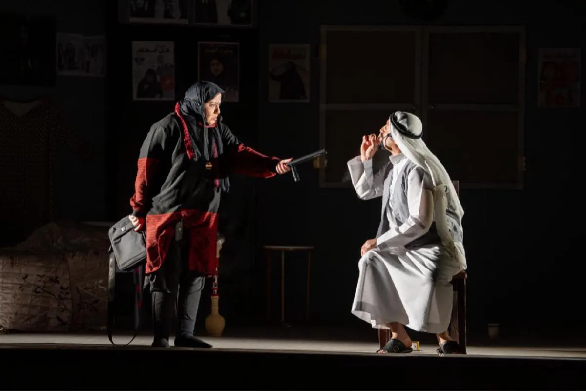 «حارسة المسرح» تنبش الذاكرة وتسقط أقنعة «السوشيال ميديا» بحائل