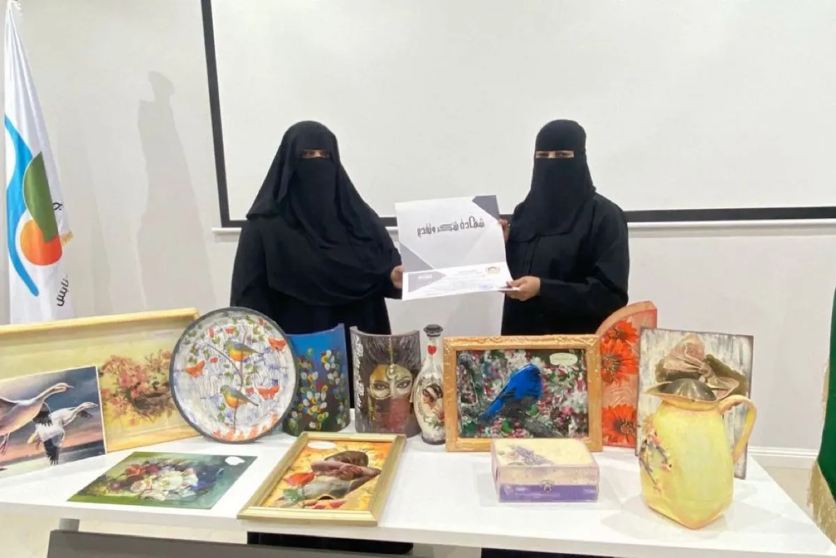 سنابس تمكّن ذوات الإعاقة.. تدريب على «الديكوباج» لتحويل الخامات إلى فن