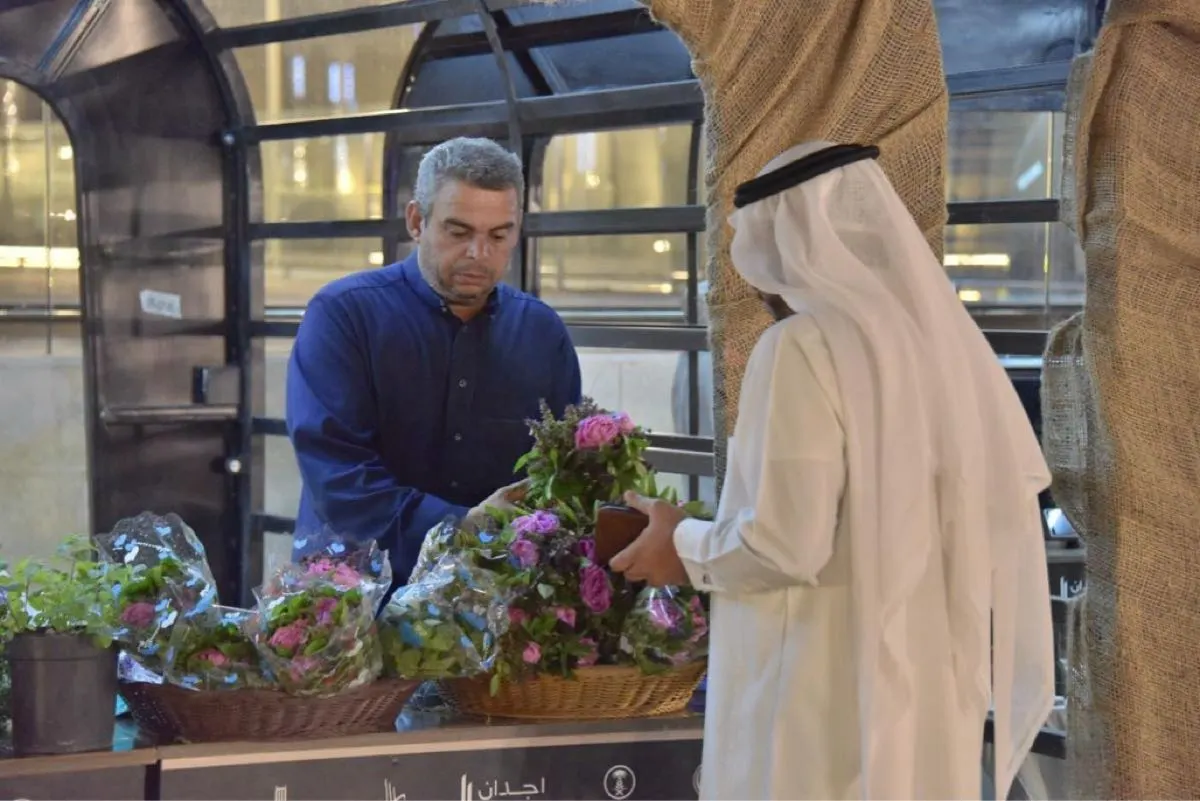 الرامس.. إنتاج محلي للورد المحمدي ينافس المستورد ومسرح تفاعلي يبهج الأطفال