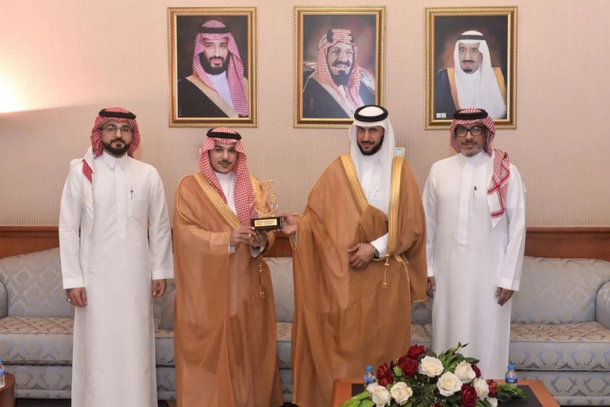 محافظ القطيف ورئيس اتحاد كرة اليد يبحثان خطط تطوير اللعبة