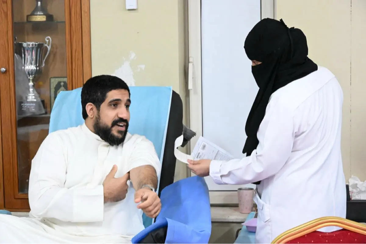 107 متبرعين في ثاني أيام حملة التبرع بالدم بنادي الخليج