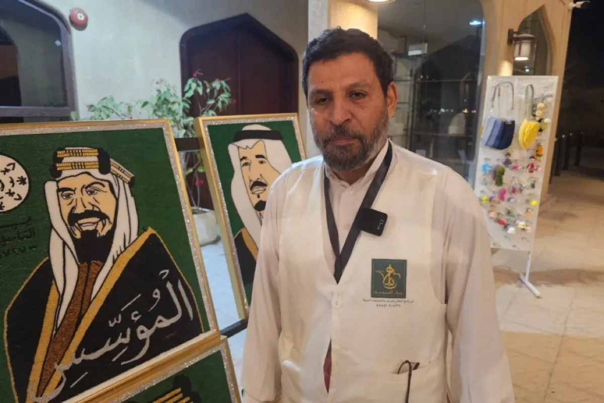 «فن الخرز».. الحرفي ادهيم يرسم الملامح بآلاف الحبات اليدوية