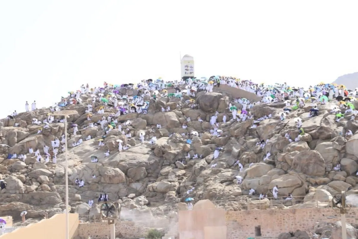 «لبيك اللهم لبيك».. أصوات الحجاج تتوحد على صعيد عرفات لأداء مناسك الحج