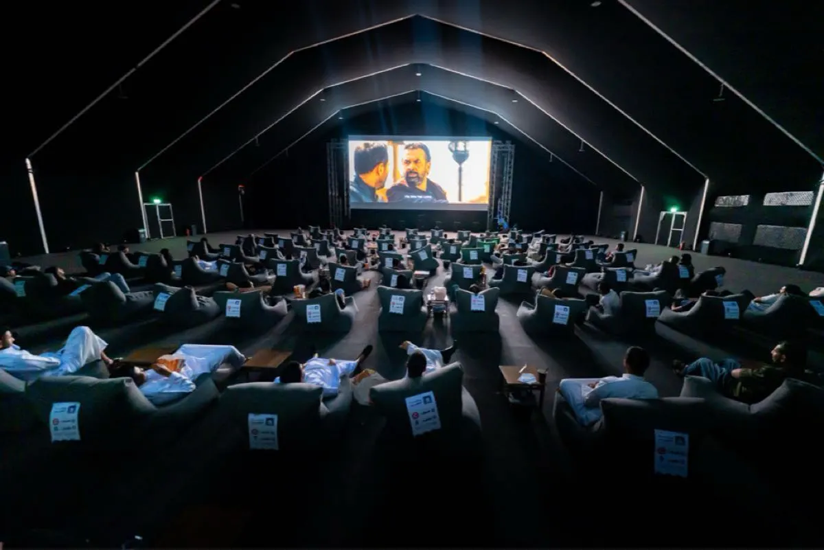شاشات على الكورنيش.. «سينما القطيف» تستقبل زوارها بـ 3 عروض يومياً