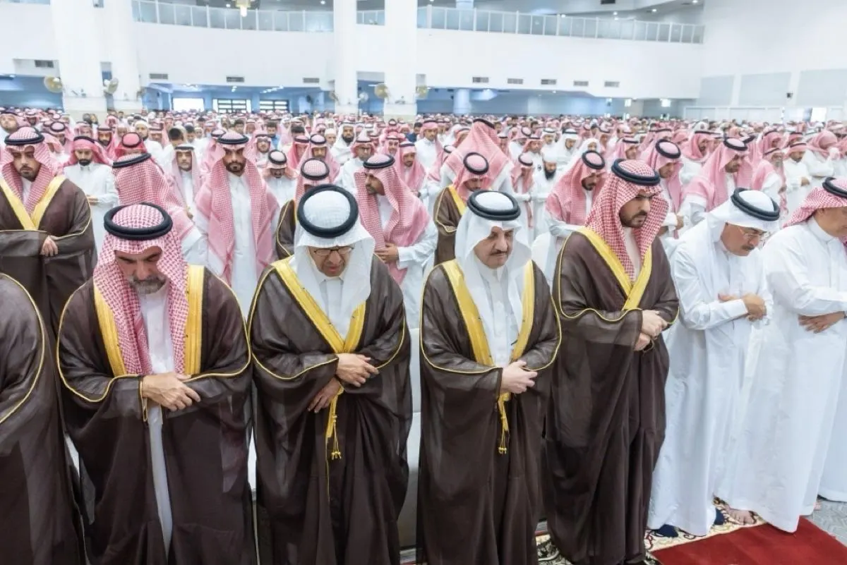 أمير الشرقية ووزير الطاقة يتقدمان المصلين لتشييع شهداء مروحية أرامكو
