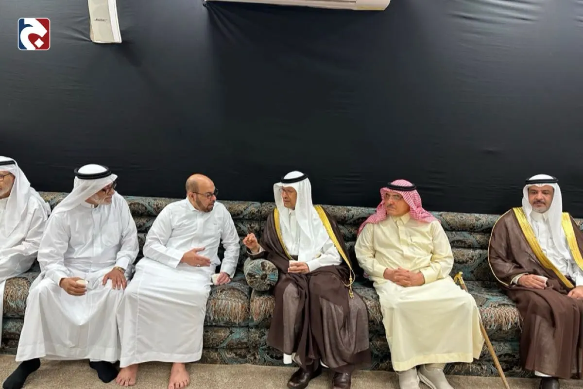 صور.. وزير الطاقة ينقل تعازي القيادة لأسر شهداء القطيف