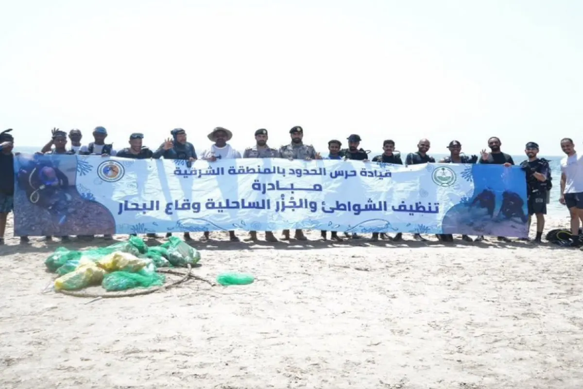 بمشاركة الغواصين.. تنظيف قاع شاطئ نصف القمر