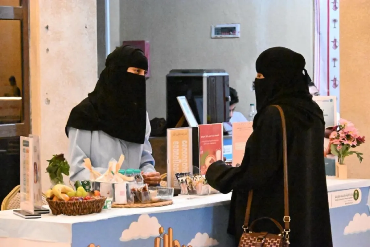 أول عيادة تخصصية بالقطيف.. متابعة الحوامل عبر «واتساب» لمدة عامين
