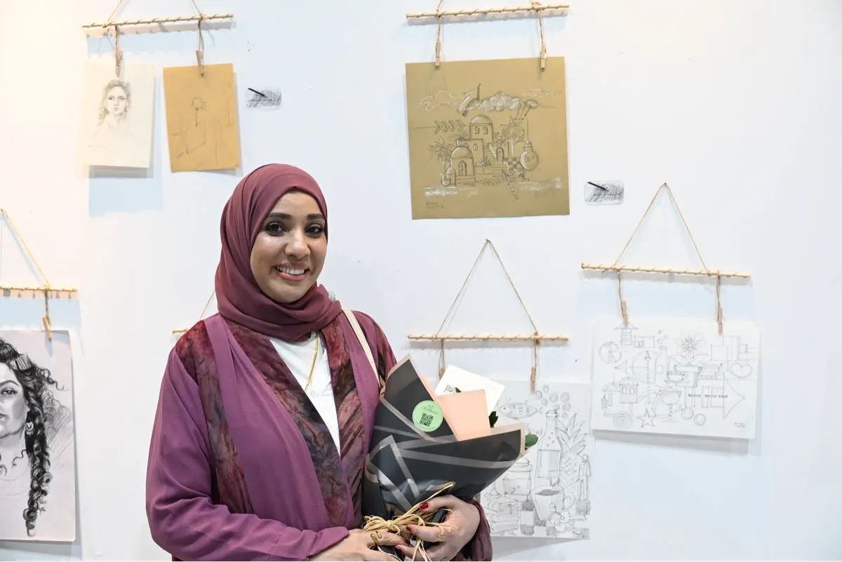البحرينية إيمان شاكر تبرز مراحل ولادة اللوحات بمعرض «سكتش» في الدمام
