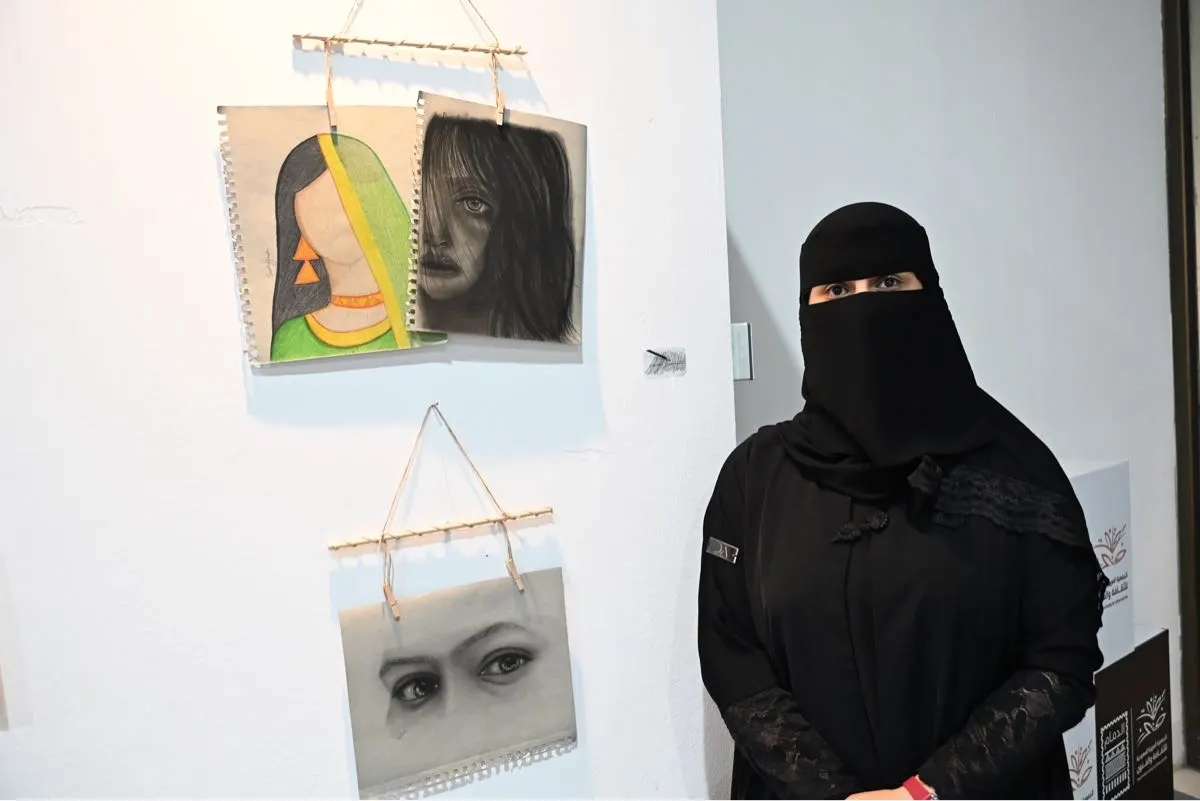 تفاصيل الفحم والرصاص.. الفنانة الجمعان تجسد الزي القديم في معرض «سكتش»