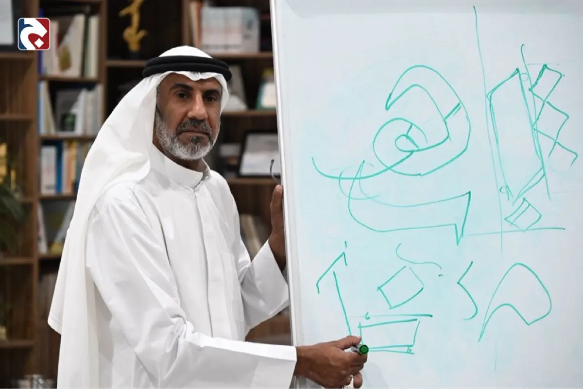 روح الخط تقاوم الآلة.. العوامي يوجه المبتدئين لاحتراف الفن الأصيل