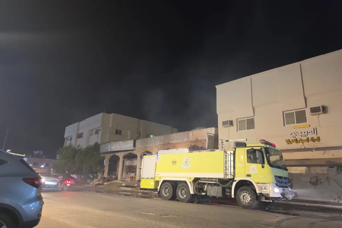 فرق الدفاع المدني تحاصر حريقاً بمبنى مهجور في تاروت