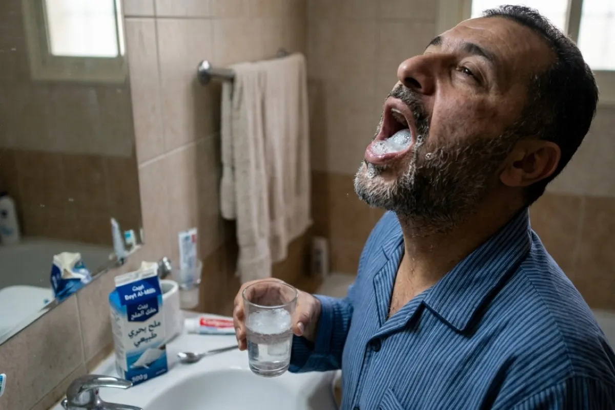 تنبيه توعوي.. الماء والملح لا يعالجان رائحة الفم