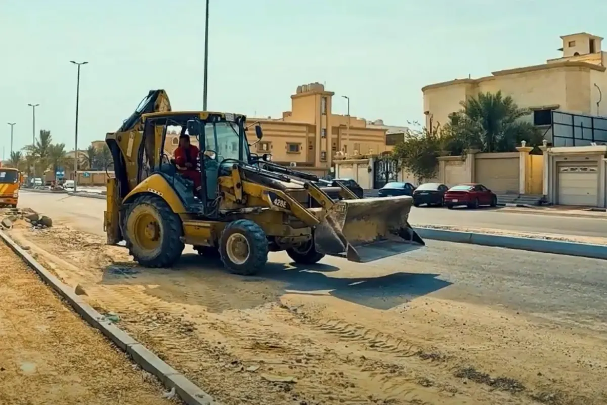 تحسين البنية التحتية بطول 1200 متر في شارع العباس بن عبدالمطلب بسيهات