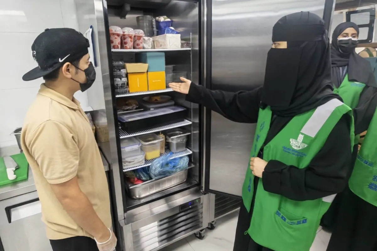 60 متطوعاً يشاركون بمبادرة توعية الغذاء بالقطيف