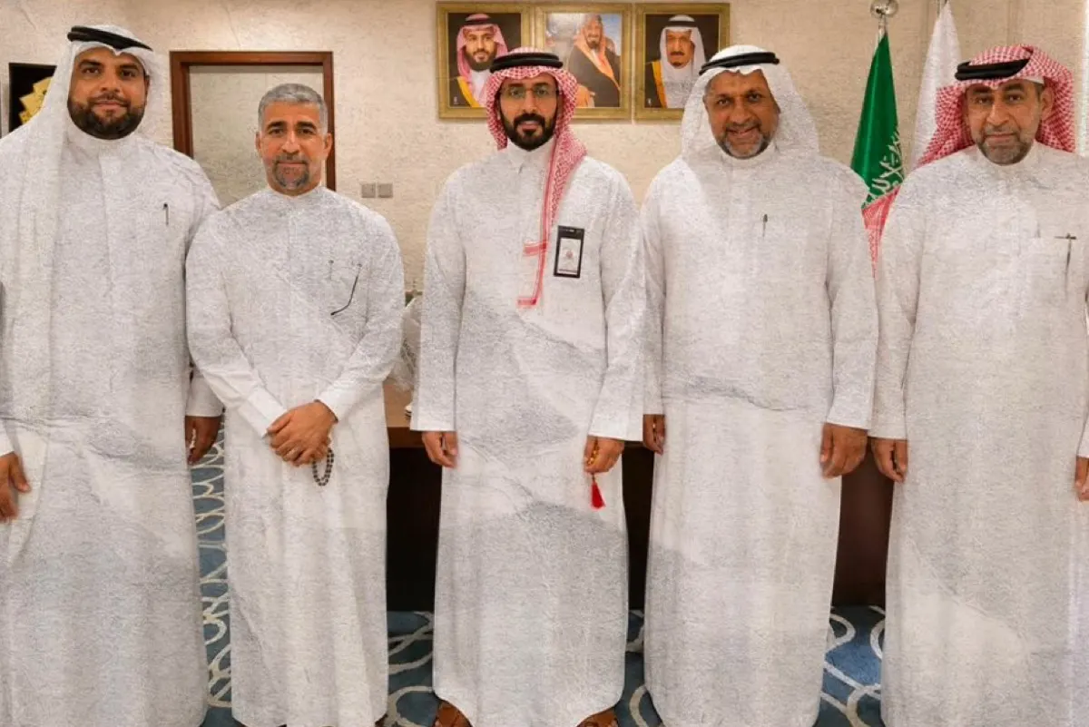 إدارة نادي الابتسام تبحث خطط التطوير مع مكتب وزارة الرياضة بالقطيف