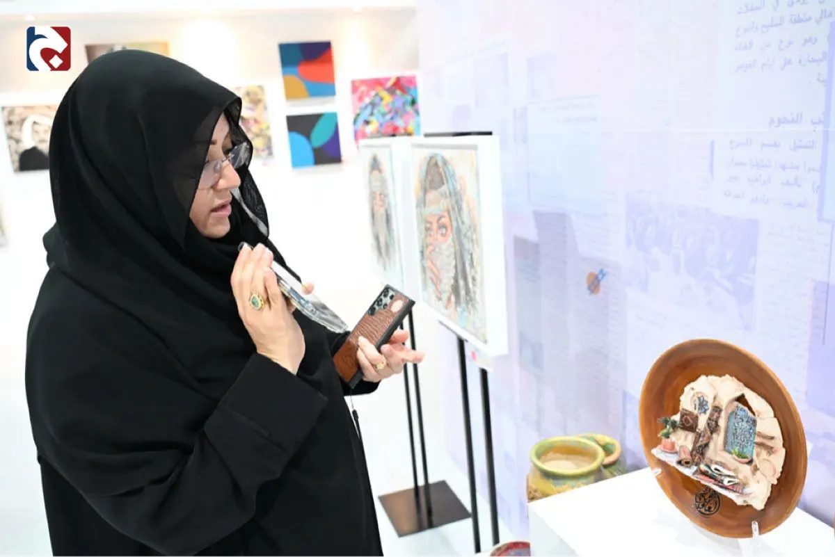 نافذة ورمان وسوق سجاد.. العلوي توثق تفاصيل الفن الفارسي بمواد معاد تدويرها
