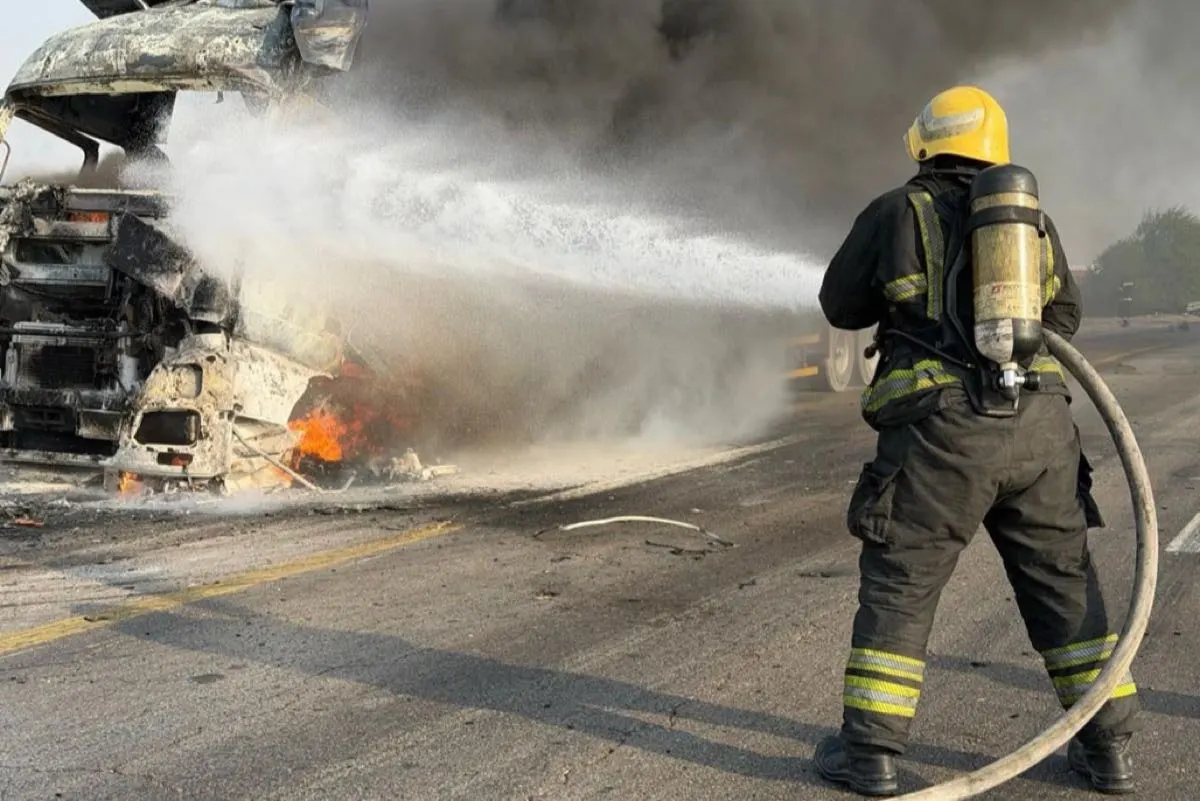 إخماد حريق اندلع في مقدمة شاحنة بمدينة الدمام.. دون إصابات