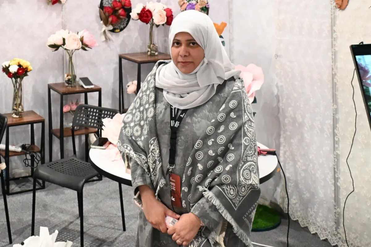 ورد لا يذبل منذ 16 عامًا.. «أحلام العلوي» تحوّل شغفها بالطبيعة إلى فن نادر