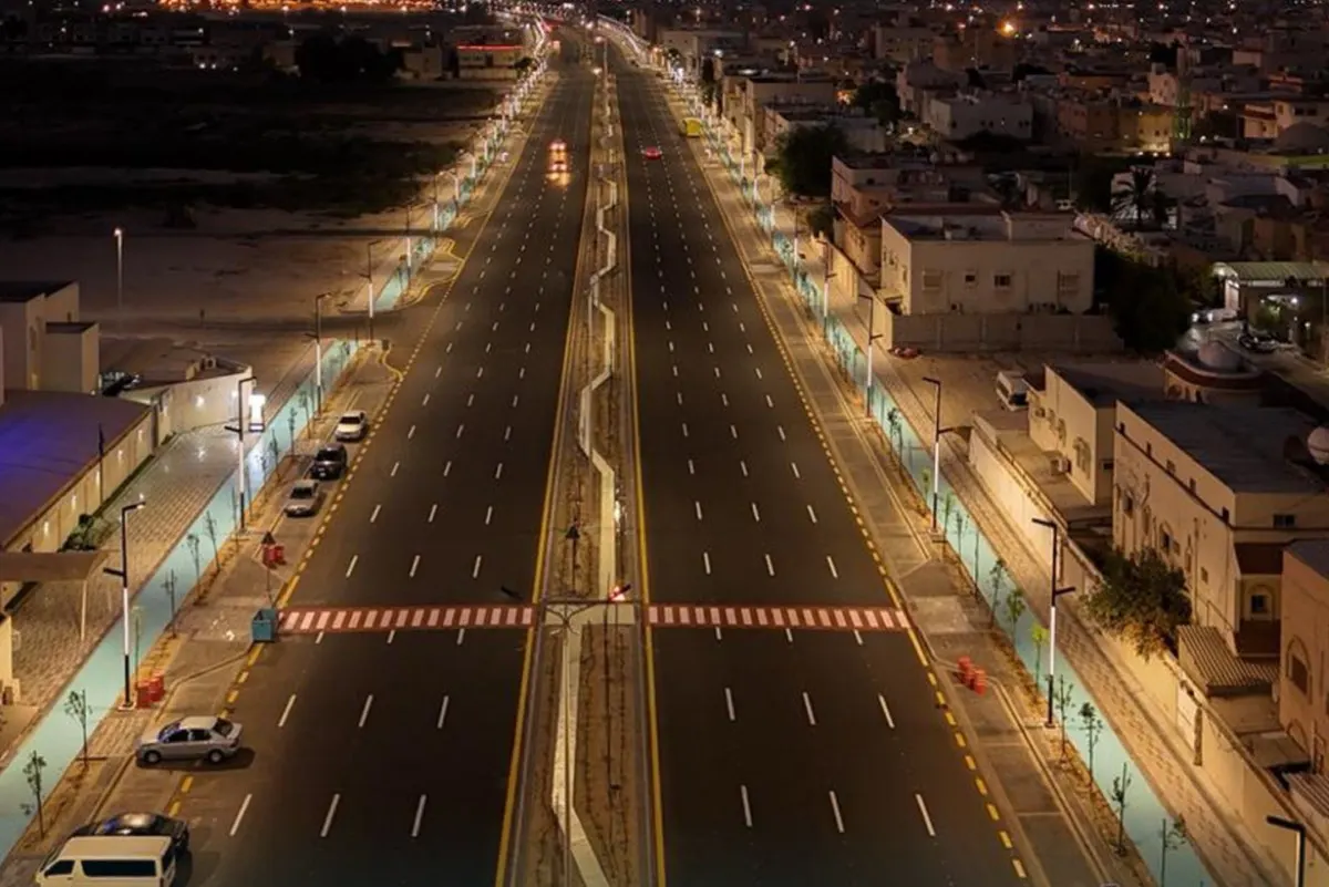 فتح طريق الملك عبدالعزيز بالقطيف بعد تطويره