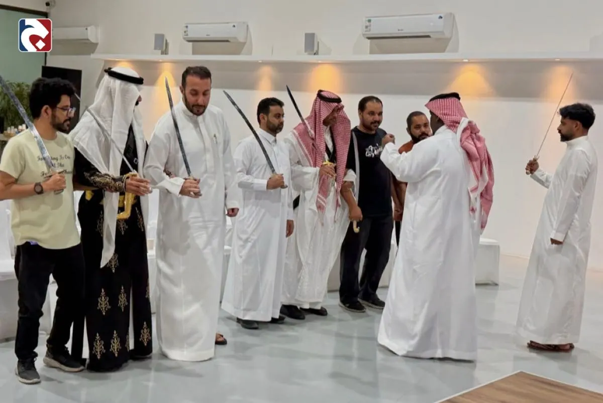 العرضة السعودية في ورشة بالدمام.. تدريب على السيف والإيقاع والزي التراثي