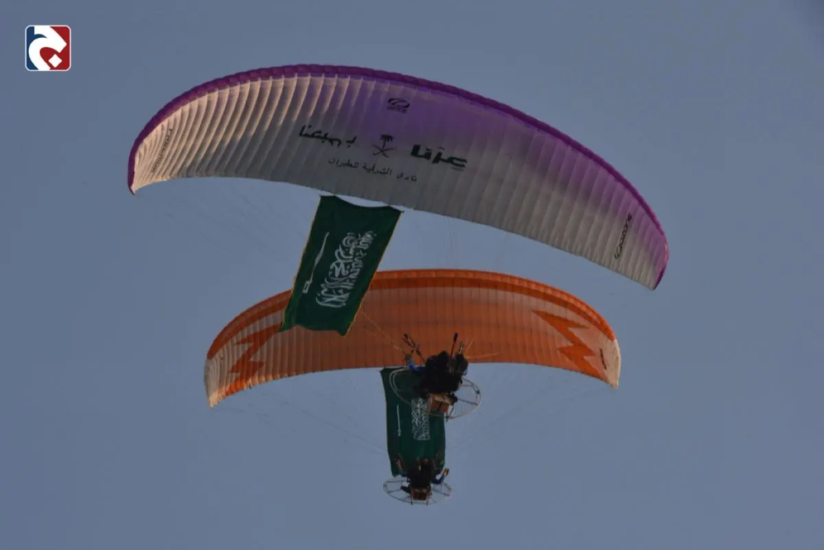 فوق سماء القطيف.. الطيران الشراعي يستقطب الأهالي في اليوم الوطني