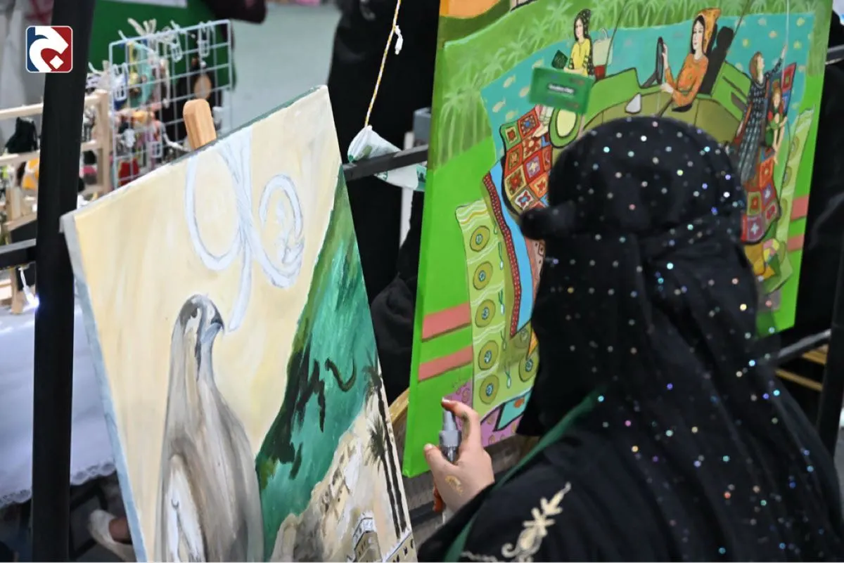 الصقر والمربع وبرج الساعة.. الفنانة مغيص ترسم تحولات السعودية في لوحة واحدة