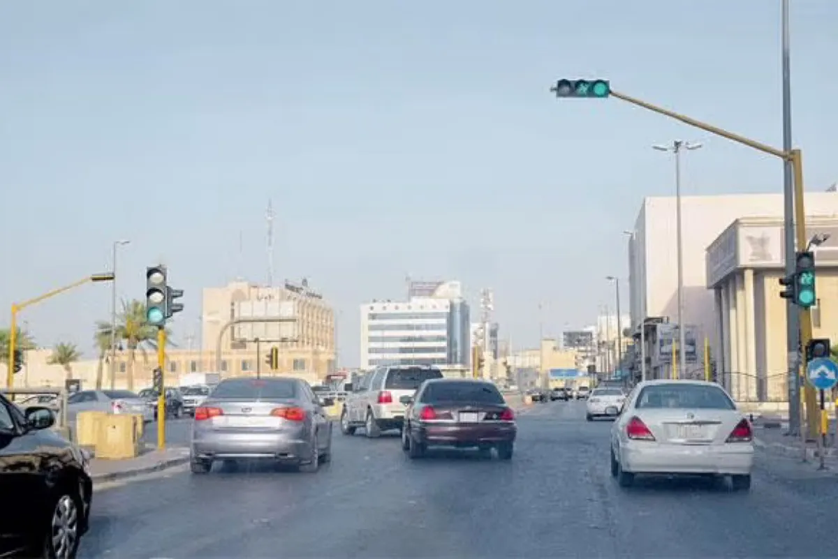 كود الطرق يمنع مواقف السيارات قبل 15 متراً من الإشارات
