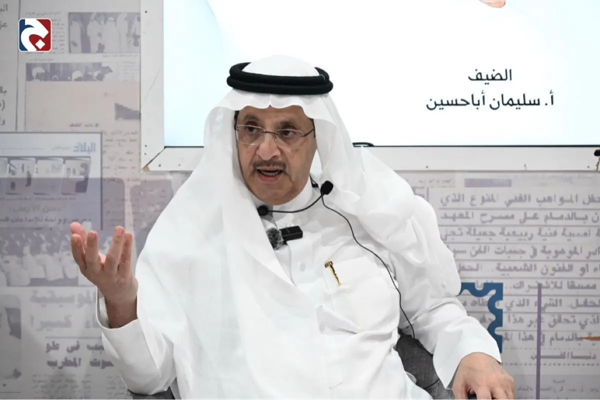 أبا حسين ينتقد تراجع المهنية إلكترونيًا.. ويستعيد صراعات الحداثة في الصحافة السعودية