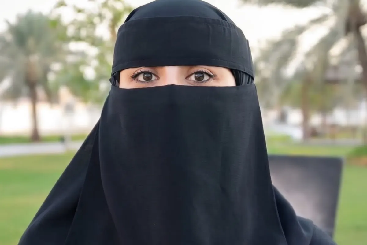 بنين الباشا توظف «الكلوركس» في تصميم الأزياء