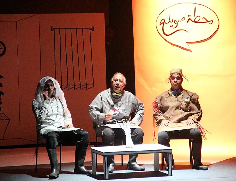 امرأة من الجمهور تحاور الممثلين في مسرحية “وبعدها ساكتة”